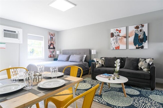 Building Photo - 1020 N Victoria Park Rd