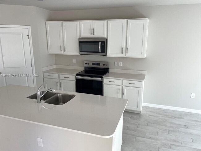 Building Photo - 455 Londrina Dr