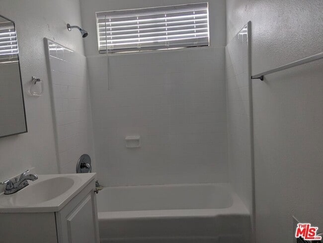 Building Photo - 901 W 64th St