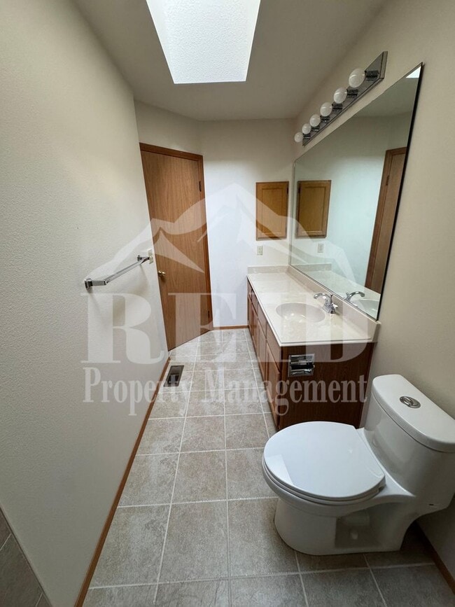 Building Photo - 979 NW Calypso Cir