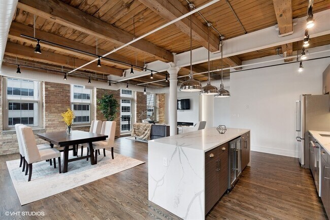 Building Photo - 420 S Clinton St