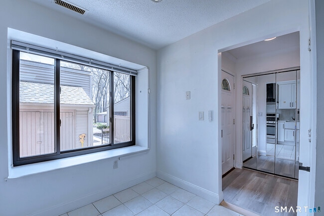 Building Photo - 32 Farmington Chase Crescent