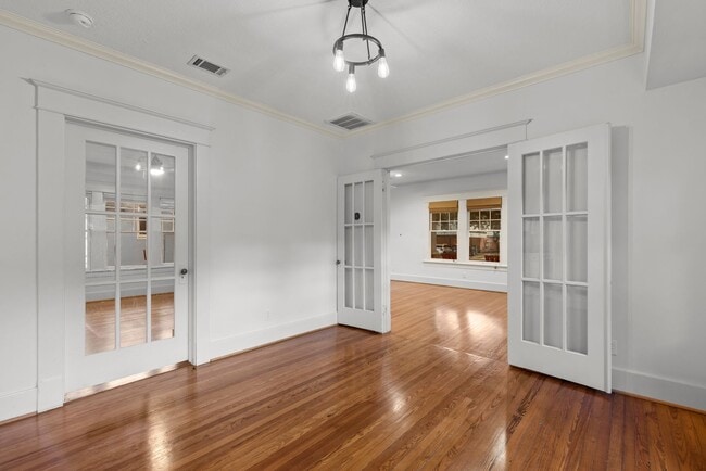 Building Photo - Montrose Gem: 2-Bed Bungalow