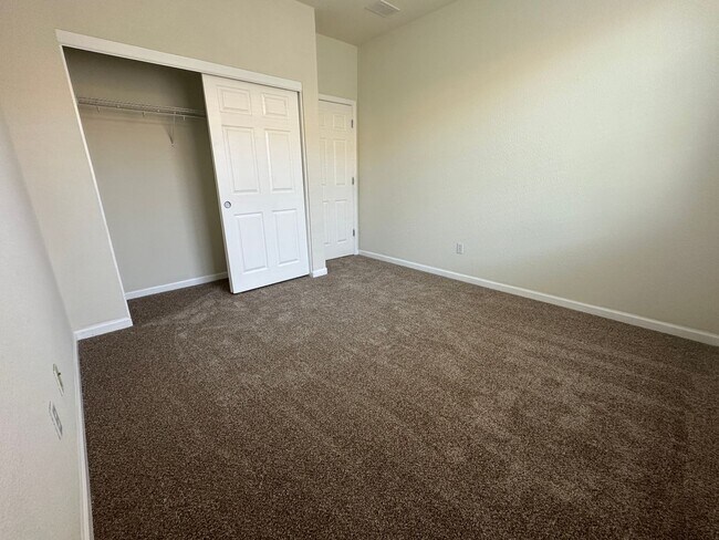 Building Photo - Gorgeous 3 Bed / 2.5 Bath Home in Desirabl...