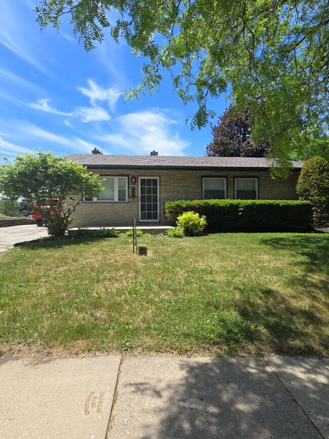 Building Photo - 448 N Grandview Blvd