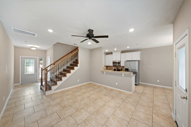 Building Photo - 1413 E April Villa