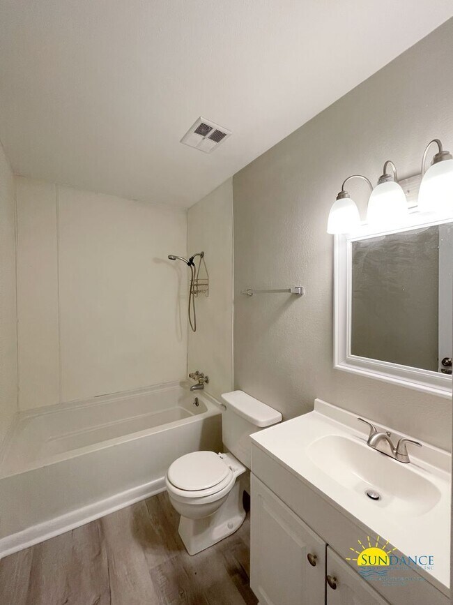 Building Photo - Great 2 Bedroom Unit in Fort Walton Beach