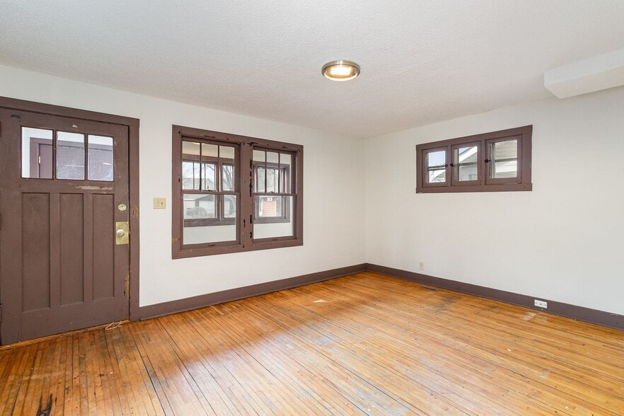 Building Photo - 447 Banfil St