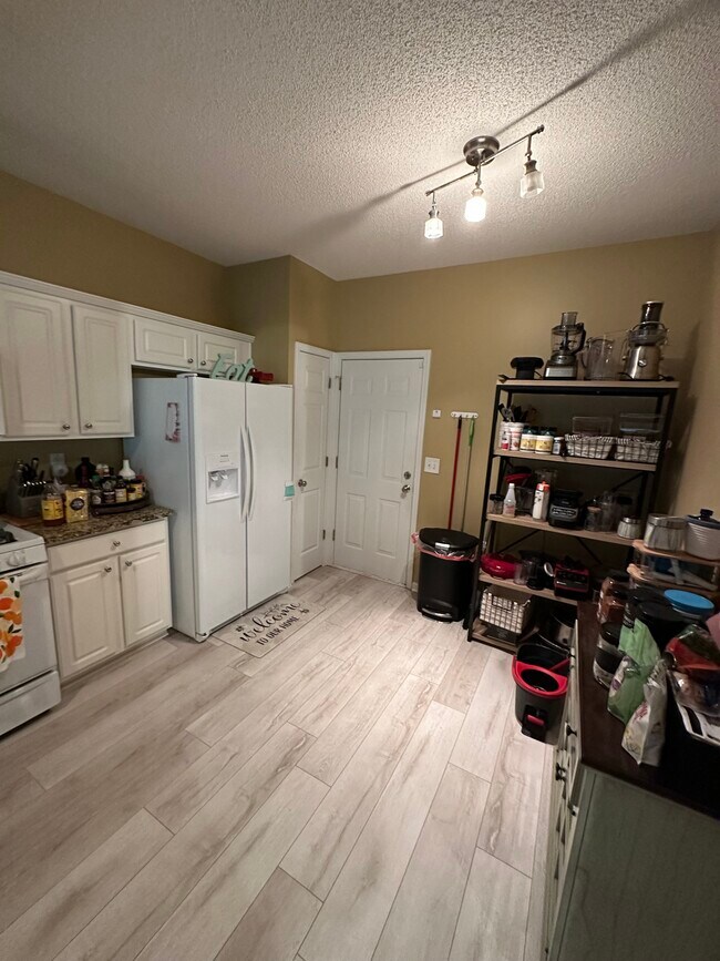 Building Photo - 4190 Royal Regency Cir NW
