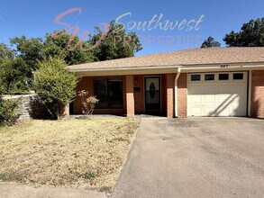 Building Photo - 2 bedroom 2 bath well maintained home close to city park!