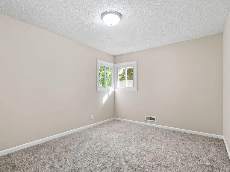 Building Photo - 609 82nd Ave N