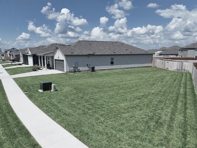 Building Photo - 124 Blazilmar Ln