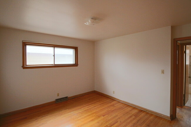 Building Photo - APPLY NOW! Cozy 2 Bedroom Lower Apartment ...