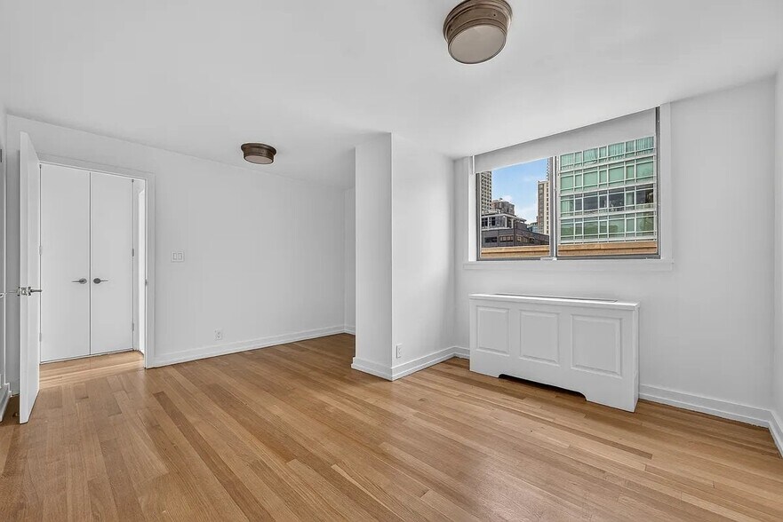 Building Photo - 245 E 44th St