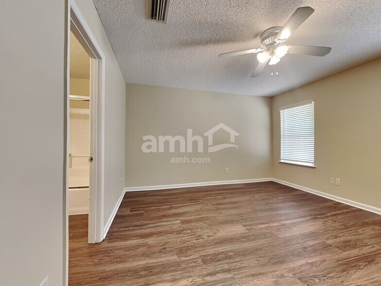 Building Photo - 7049 Beekman Lake Dr