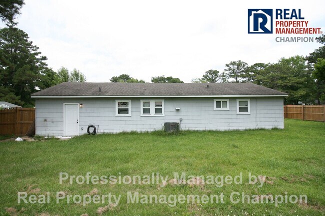 Building Photo - 3 BD/2 BA Home w/Attached Garage on Large Corner Lot w/Fenced Backyard