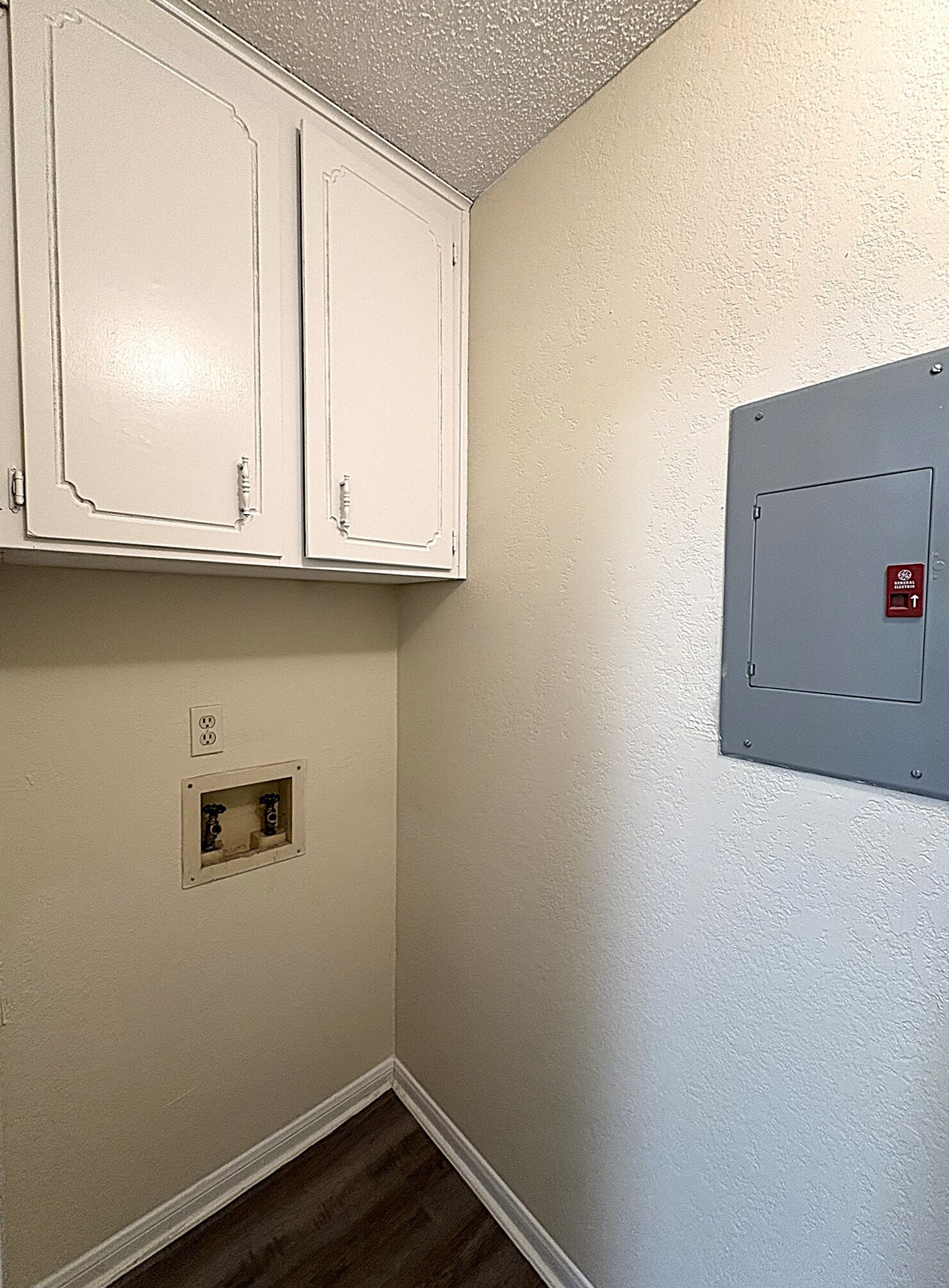 Building Photo - 3901 Hereford Ln