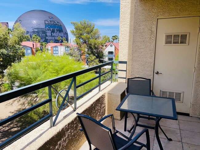 Building Photo - Beautiful, unfurnished luxury condo at the...