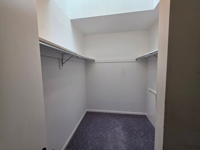Building Photo - Spacious Town Home in Brighton Heights!