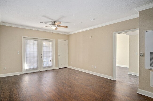 Building Photo - Renovated 1 Bedroom 1 Bathroom Condo with ...