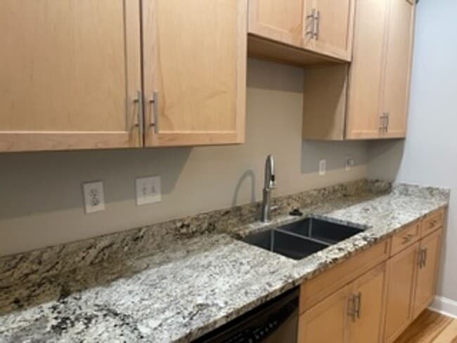 Building Photo - 3 Bedroom Condo in Desireable Dilworth!