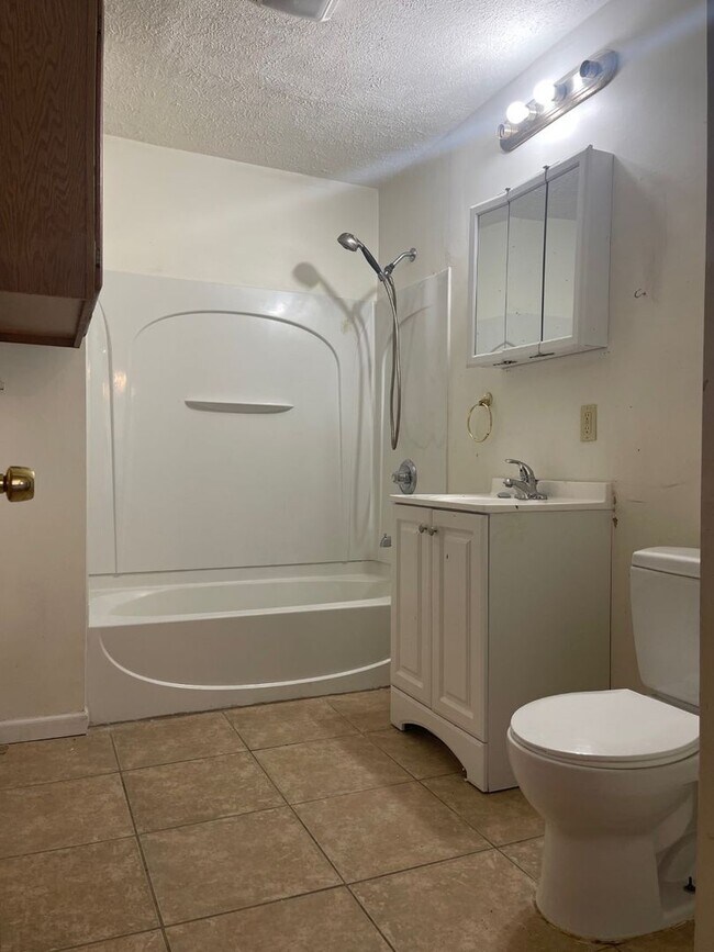 Building Photo - 4 Bedroom 2 bath House Available Now!!