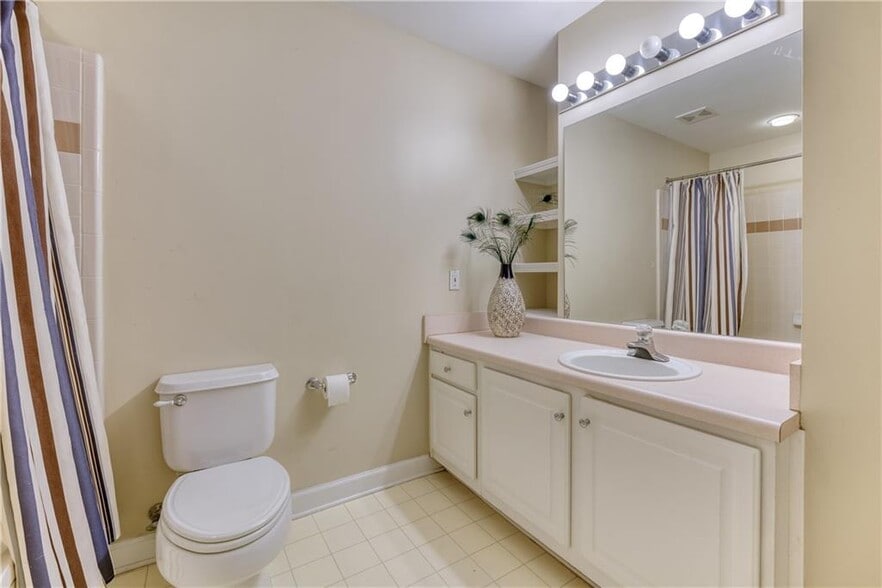 Building Photo - 1101 Juniper St NE