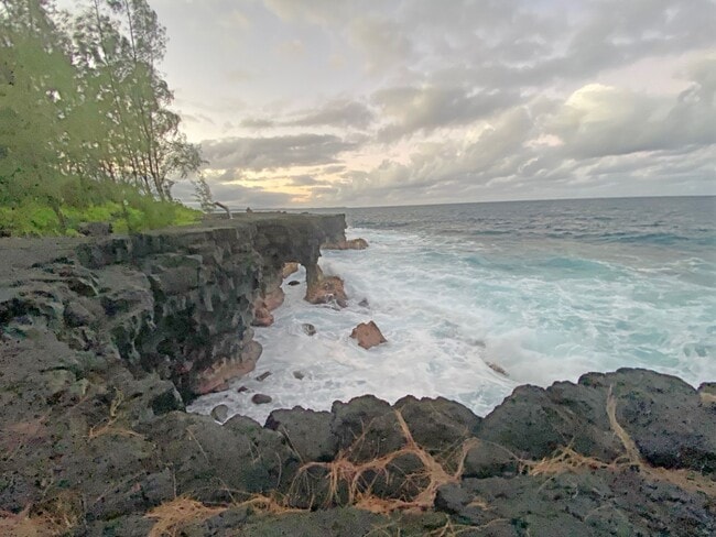 Building Photo - Beautiful Oceanfront 1 Bedroom Unit on Kaloli Point