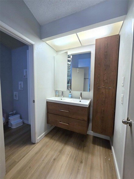 Building Photo - 7122 Wood Hollow Dr