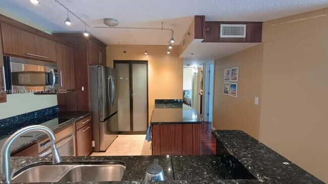 Building Photo - 19999 E Country Club Dr