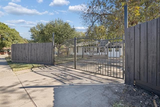 Building Photo - 1626 Crest Ridge Dr