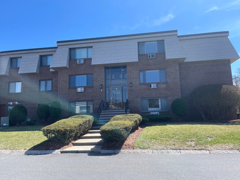 Front Entrance - 4 Hallmark Gdns