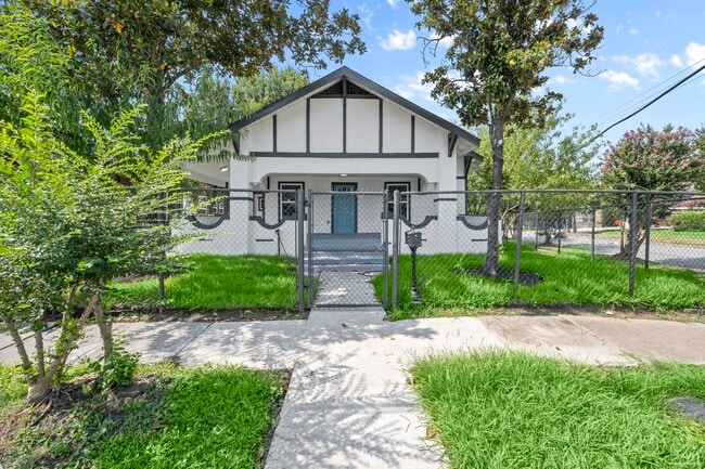 Building Photo - 4902 McKinney St