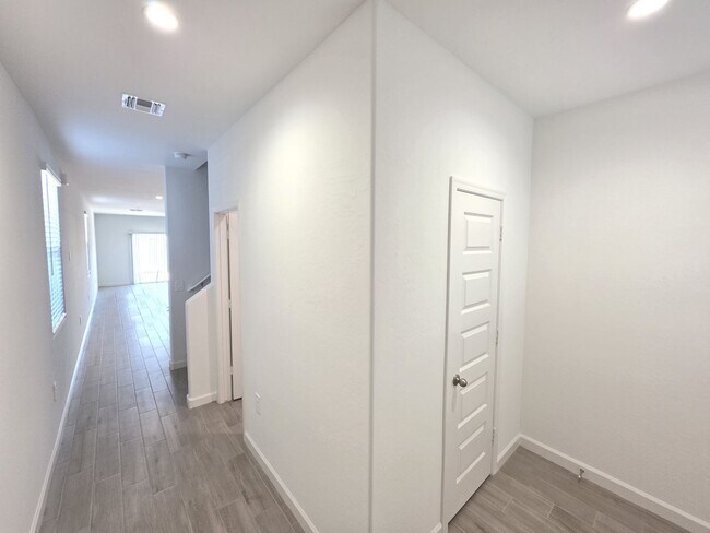 Building Photo - 2677 W Simone Ave
