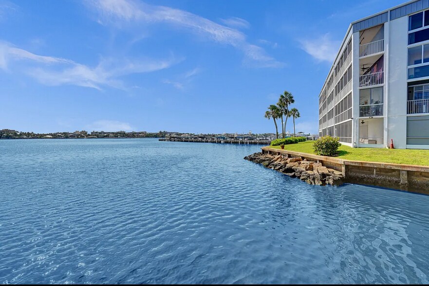 Building Photo - 896 N Federal Hwy