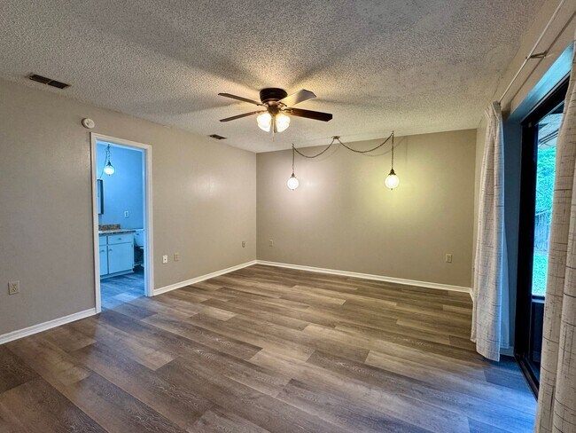 Building Photo - Fantastic 3/2 Sorrento Home with HOA!