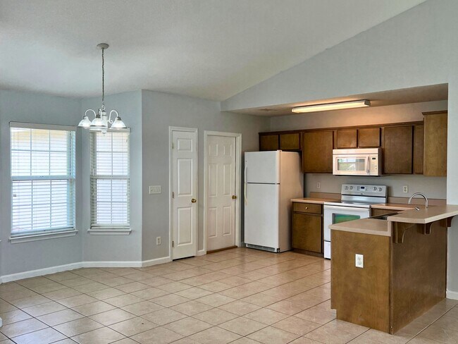 Building Photo - 3/2 centrally located!!