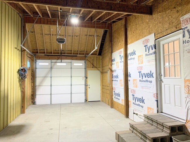 Building Photo - 2 Bed 1 Bath with Attached Garage