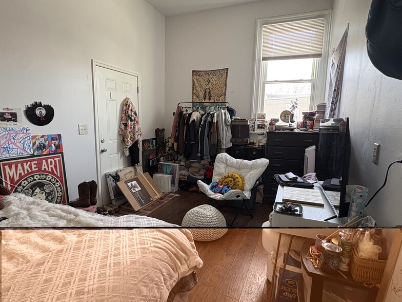 Bedrooom - 2235 Victor St