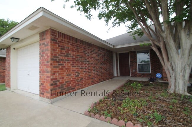 Building Photo - Heights Duplex!