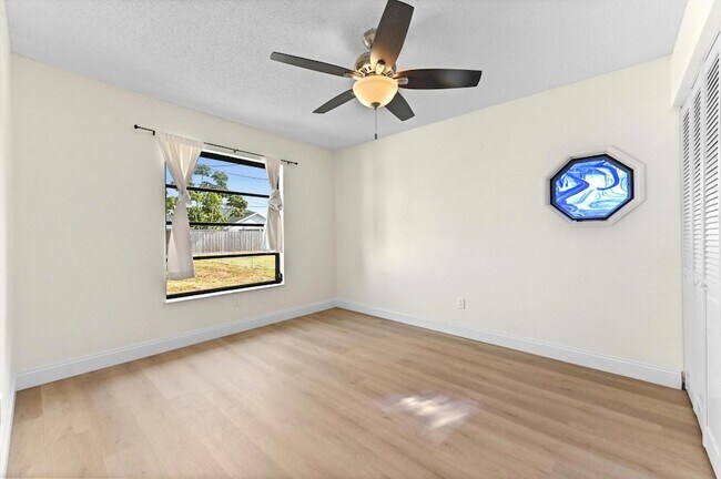 Building Photo - 571 SE Anchor Ln