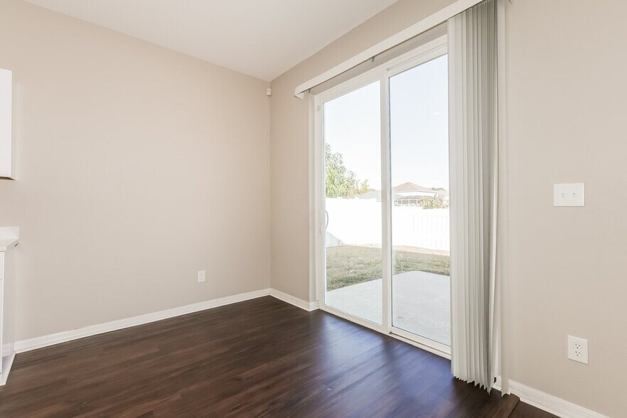 Building Photo - 425 Chimney Rock Dr