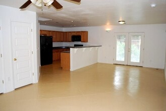 Building Photo - Modern 4 Bed 5 Bath Near UofA – Private Baths & Off-Street Parking