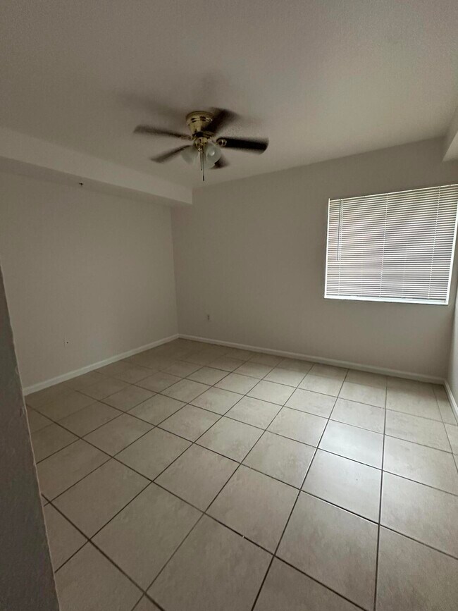 Building Photo - 161 SW Palm Dr