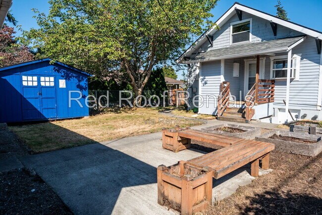 Building Photo - 702 S 51st St