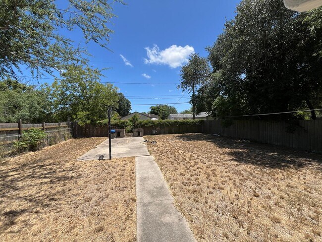 Building Photo - THREE BEDROOM ONE BATH HOME!