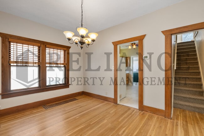 Building Photo - 410 S Estelle St