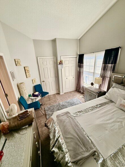 2nd bedroom with closet organizer-shelf’s - 11 Devon Club Ln