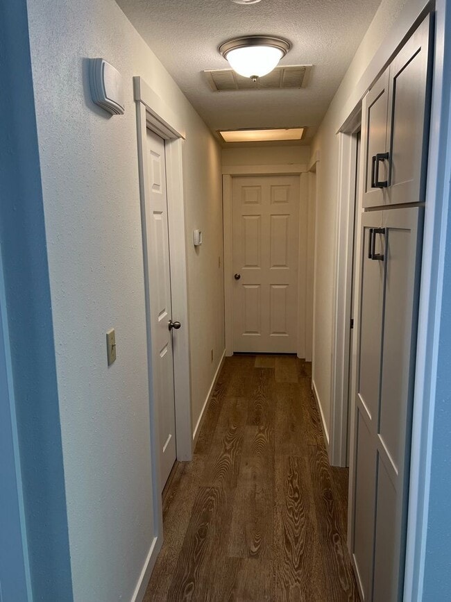 Building Photo - Newly Remodeled - Light & Bright  Home in ...