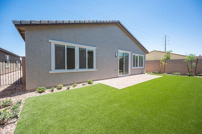 Building Photo - FABULOUS ALMOST NEW SINGLE STORY - READY T...